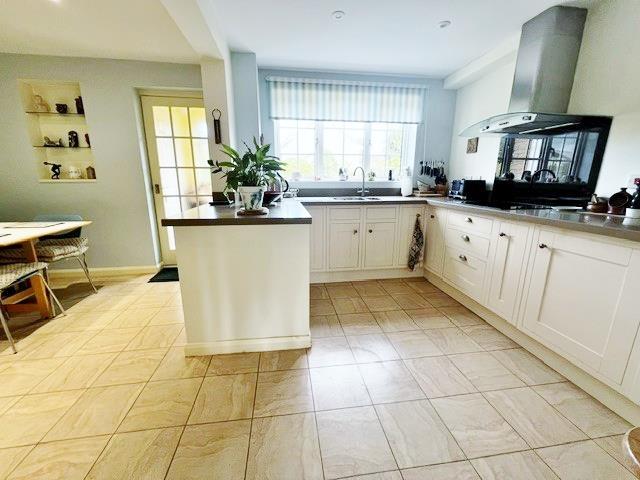kitchen breakfast room 1.jpg